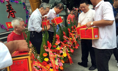 九九重陽節，春生堂公司在漳州地區為老年人送禮