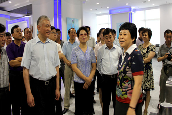 科技部党组书记副部长王志刚和张建星省长、赵敏部长在奥宇指导工作