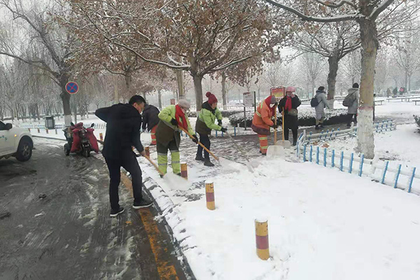 2020年，天博tb启动清雪应急预案，应对河北省多地同时迎来的第一场大雪，铲除积雪清扫道路。