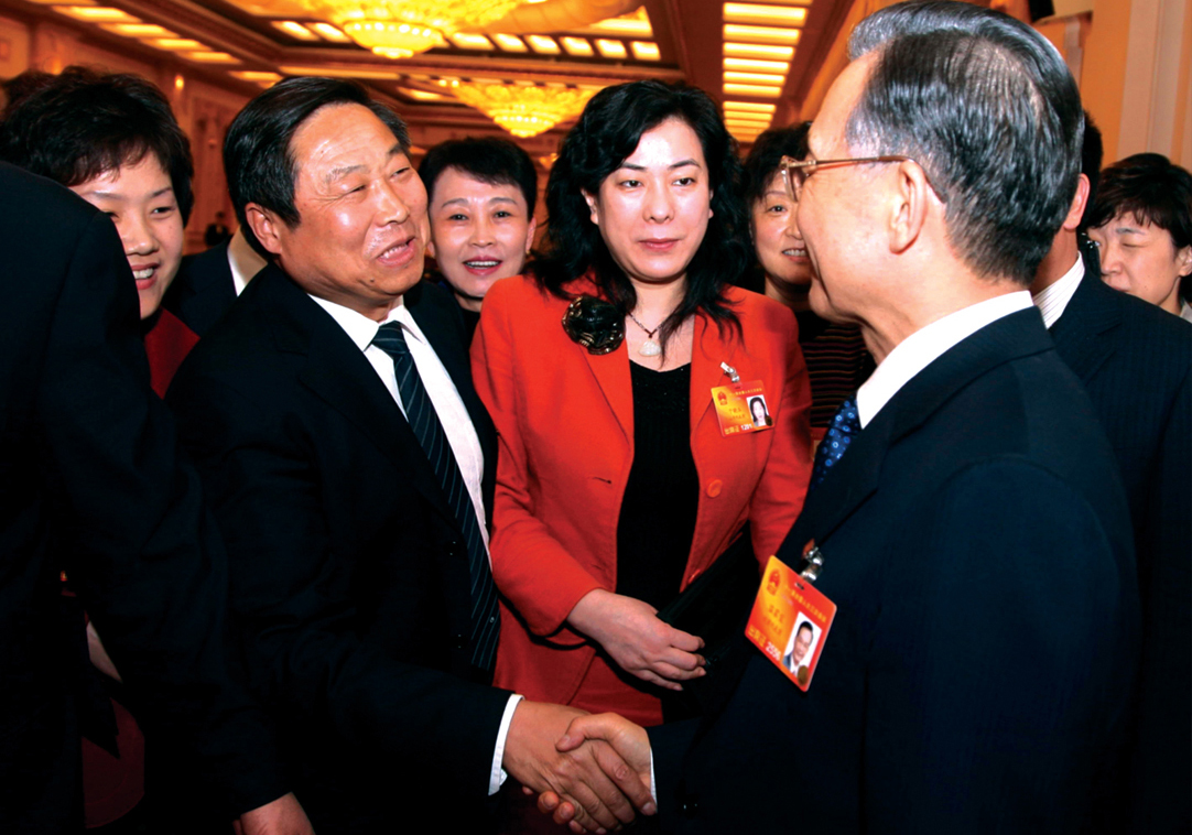 2010年3月8日，劉嘉坤在北京出席第十一屆全國人代會第三次會議期間受到溫家寶總理親切接見