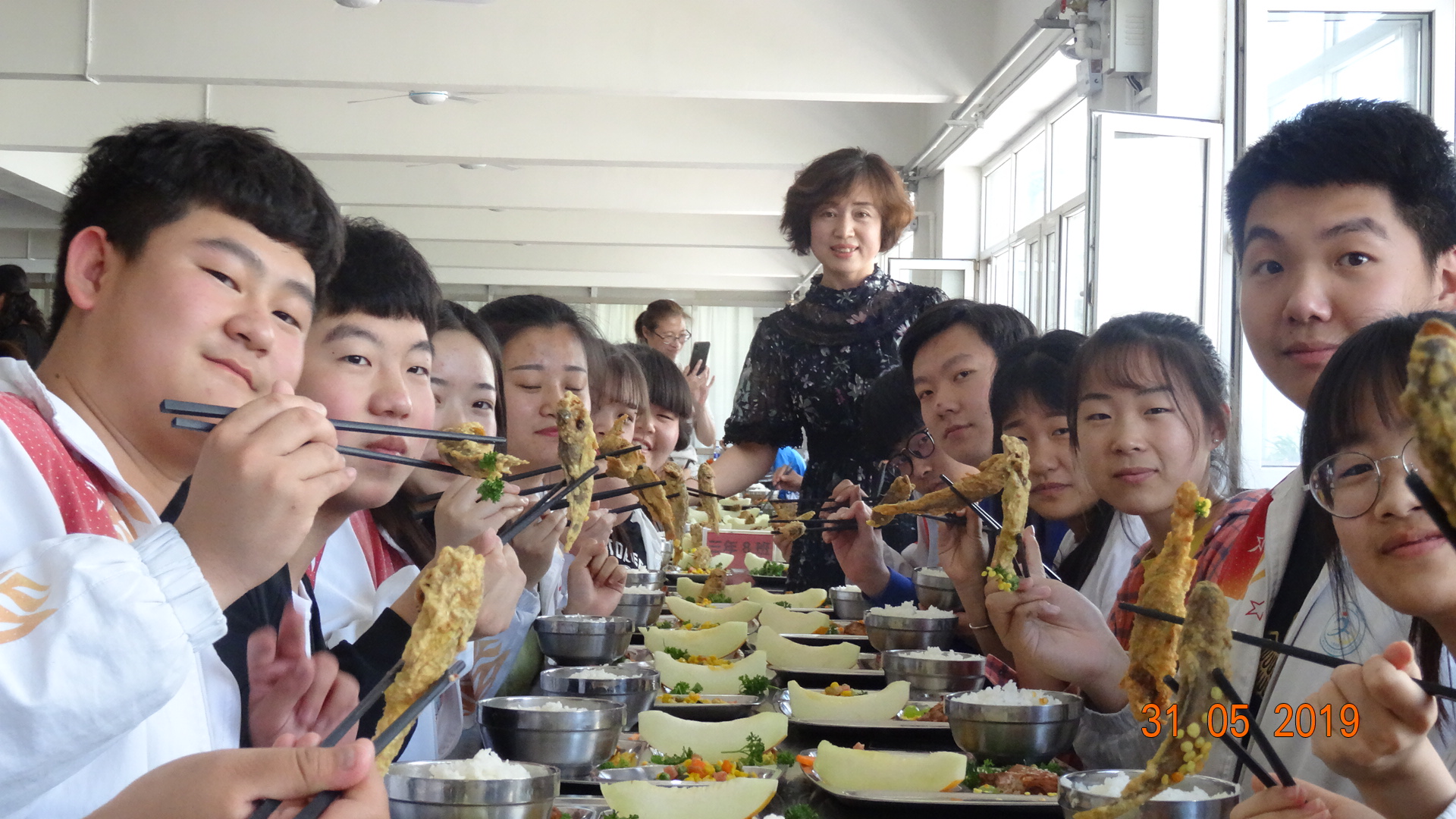 锦州二高中高考“助力餐”