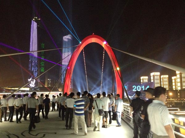 南京青奥会步行桥激光项目完成，12套THBM-05-30W彩色激光系统将青奥会步行桥边上形成梦幻的光网，为青奥会灯光节增添了一到靓丽的风景。