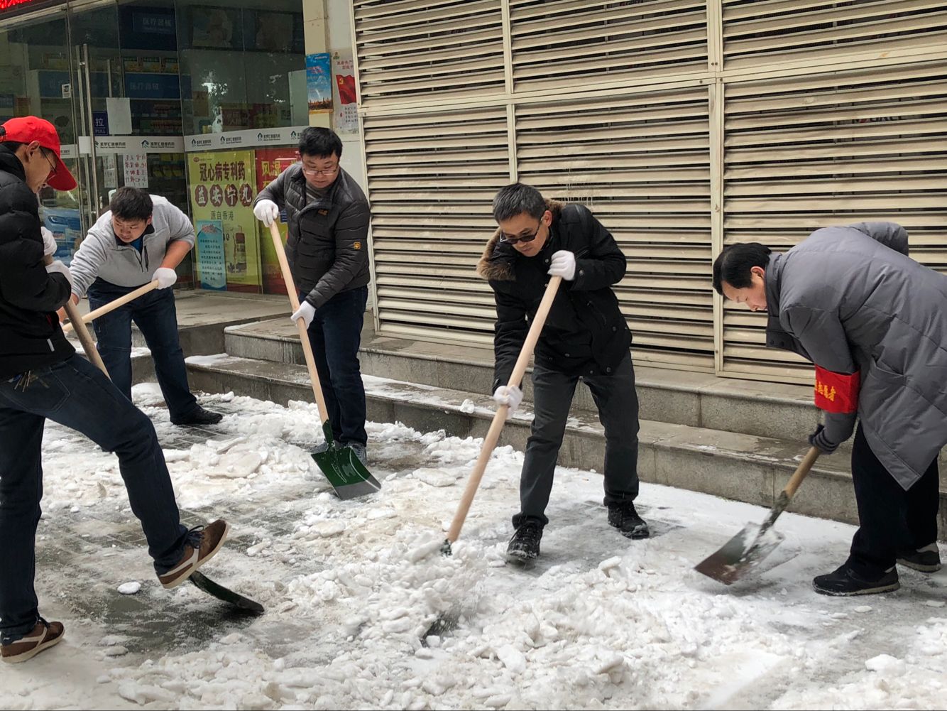 爆破公司志愿者走上街头融雪除冰，彰显企业社会责任