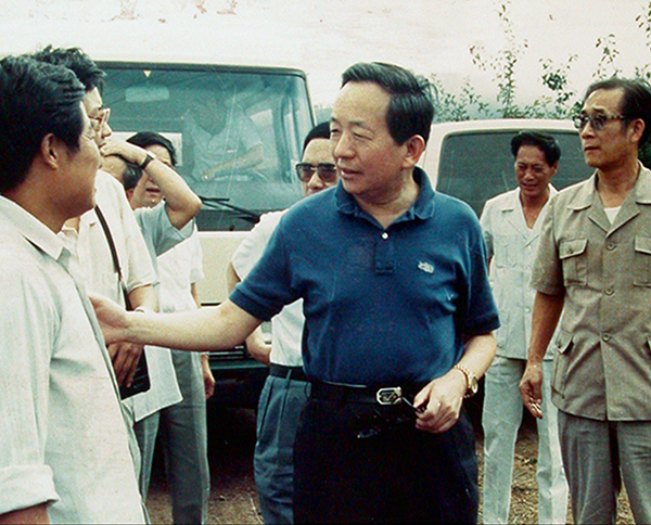 1990年9月，中共中央政治局委员、国务院副总理田纪云（中）到九间棚视察山区开发工作