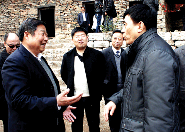 2012年3月，国务院扶贫办副主任王国良（右），综合司副司长张良（右三）到九间棚村调研农村脱贫工作