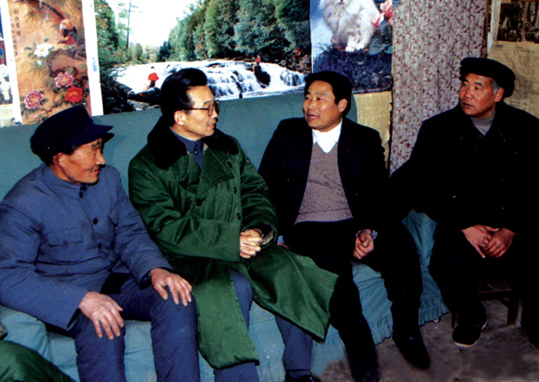1995年1月，中共中央政治局候补委员、中央书记处书记温家宝（左二）到九间棚村视察