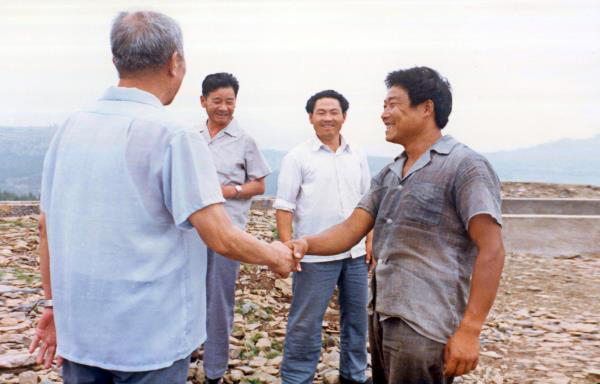 1988年，时任农牧渔业部副部长徐元泉到九间棚视察，看到刘嘉坤和干部群众在为修水池拼命大干，表扬刘嘉坤说：“这是真正的共产党员”。